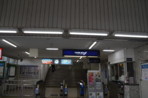 京阪本線萱島駅東改札口を出て右に進みます。